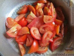 Запеканка по неаполитанским мотивам: На отдельной сковороде подготавливаются томаты и перец. Для этого томаты обжариваются.   В самом конце жарки томатов добавляется нарезанный болгарский перец.