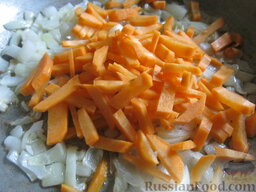 Запеканка по неаполитанским мотивам: В лук всыпается морковка, порезанная соломкой. Отлично, если морковь будет молодая и сочная.