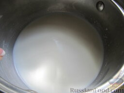 Запеканка по неаполитанским мотивам: Делается соус на основе молока, масла, соли и муки. Молоко подогревается.