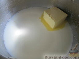Запеканка по неаполитанским мотивам: В молоке растапливается масло. Подсаливается эта сливочная смесь.