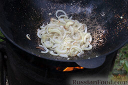 Рагу с картошкой и рисом (в казане): Казан с маслом нагрелся. Первым туда отправляем лук и обжариваем до мягкости на большом огне.
