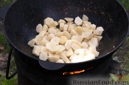 Рагу с картошкой и рисом (в казане): Следом отправляем картошку и доводим ее до полуготовности.