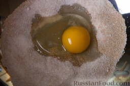 Эчпочмак: Итак, ставим тесто. Для этого смешиваем яйцо, сахар, соль, добавляем дрожжи.
