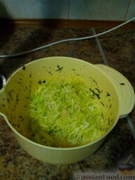 Картофельные драники с кабачком: Кабачок натереть на крупной терке. Репчатый лук мелко порезать. Соединить все ингредиенты вместе.