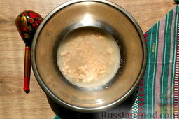 Пирожки с рисом, яйцом и зелёным луком: Влейте воду, предварительно подогретую до комнатной температуры.  Перемешивайте, пока дрожжи полностью не растворятся.