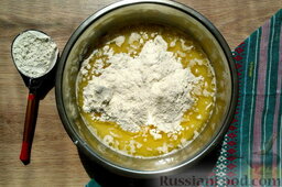 Пирожки с рисом, яйцом и зелёным луком: Добавьте масло. Подсыпьте муку и продолжайте замес теста. Тесто должно приобрести нежную и пластичную текстуру.