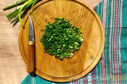 Пирожки с рисом, яйцом и зелёным луком: Порежьте пучок лука зеленого.