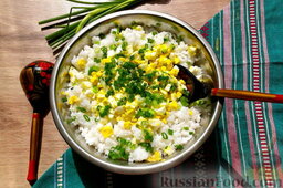 Пирожки с рисом, яйцом и зелёным луком: Яйца и лук соедините с варёным рисом, перемешайте, посолите.
