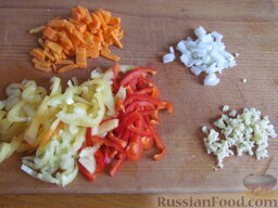 Фасолевый суп с болгарским перцем: Нарежьте овощи. Перец – соломкой. Морковь – брусочками. Лук – кубиками. Чеснок мелко порубите ножом.