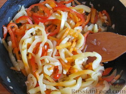 Фасолевый суп с болгарским перцем: Поджарьте их на сковороде в масле, добавляя по очереди – сначала лук, затем морковь, перец и в конце чеснок. Протушите все в течении 10 минут.