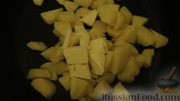 Картошка по-деревенски: Картошку заранее сварим в мундире, очистим и нарежем. Добавим соль и сливочное масло.