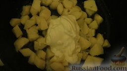 Картошка по-деревенски: Когда картошка потомится с маслом на сковороде, добавим 2-3 ложки сметаны. Перемешаем и оставим на 3-5 минут на слабом огне.