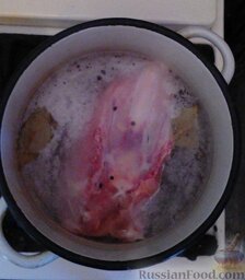 Сырный суп с курицей: Отварим курицу. Предварительно добавив в воду соль, лавровый лист, перец горошком.
