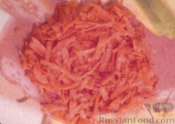 Сырный суп с курицей: Измельчаем морковь.
