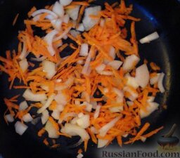 Сырный суп с курицей: В сковороду добавляем масло, выкладываем лук и морковь. Обжариваем.