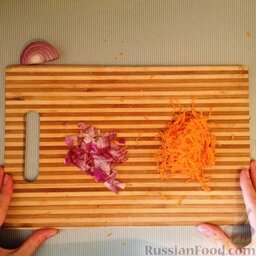 Овощной суп на свиной лопатке: Лук порезать мелко, морковь натереть на мелкой терке.