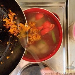 Овощной суп на свиной лопатке: Добавить пассеровку в суп.