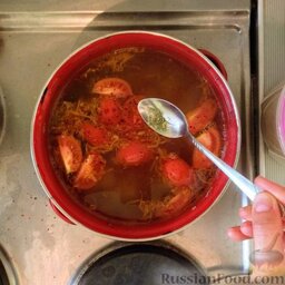 Овощной суп на свиной лопатке: Вернуть мясо в кастрюлю. Выключить огонь. Для насыщенного вкуса по желанию можно добавить немного лука полукольцами. Дать супу настояться полчасика.    Приятного аппетита!