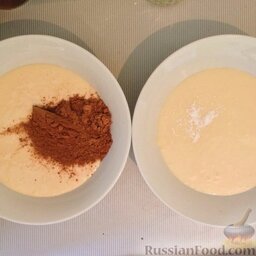 Пирог "Зебра": Разделить тесто на 2 части.   В одну часть добавить какао, в другую - ванилин.
