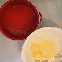 "Умное" пирожное: Растопить масло.  4 яйца разделить на белки и желтки, одно яйцо целиком разбить в желтки.