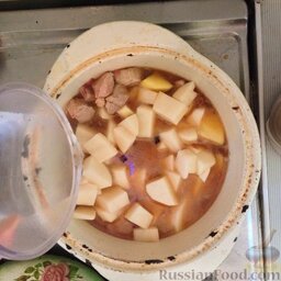 Тушеный картофель с мясом: Добавить картофель, залить водой, чтоб едва-едва скрывала продукты.