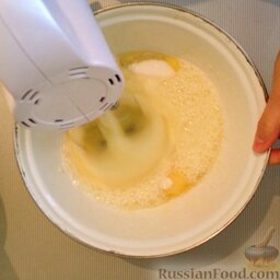 Мягкие вафли: Растопить масло. Яйца взбить с сахаром и ванилином до пышности.