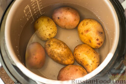 Рагу с индейкой и яблоками: Далее мы моем картофель и отвариваем его в мундире, не забыв посолить. (В мультиварке-скороварке это займет всего 20 минут, в кастрюле на плите - немного дольше.)