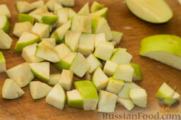 Рагу с индейкой и яблоками: Когда приготовятся и немного остынут картофель и мясо индейки, нарезаем их кубиками, предварительно очистив картофель от кожуры. Нарезаем яблоки кубиками.