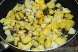 Рагу с индейкой и яблоками: Разогреваем глубокую сковороду или кастрюльку с толстыми стенками. Выливаем туда весь жир, скопившийся в рукаве. Хорошо смешиваем его с мукой. Высыпаем картошку и яблоки.