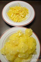 Лимонное варенье: Помойте и почистите лимоны, срезая кожуру и белую мякоть. Кожуру двух лимонов нарежьте соломкой, а сами лимоны - тонкими кружочками, удалите косточки.