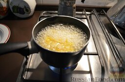 Лимонное варенье: В небольшой кастрюльке вскипятите воду и отваривайте в ней нарезанную соломкой лимонную кожуру в течение 10 минут.   Затем слейте воду и повторите процесс еще два раза - это позволит вам избавить кожуру от присущей ей горчинки.