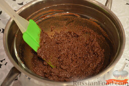 Кексы с жидким шоколадом: Как приготовить кексы с жидким шоколадом:    Растопить шоколад на водяной бане.  Добавить сахар.  Перемешать и снять с водяной бани, дать постоять 15 минут.