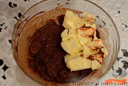 Кексы с жидким шоколадом: Вмешать размягченное сливочное масло.