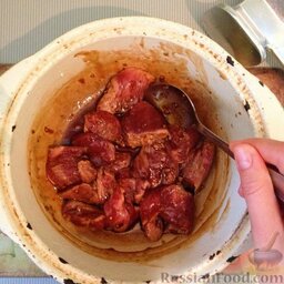 Мясо по-китайски: К соусу в казан выложить мясо, перемешать.