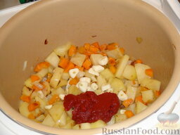 Азу по-татарски с тушенкой (в мультиварке): Затем добавьте томатную пасту (по желанию ее можно заменить мелко нарезанными свежими помидорами).