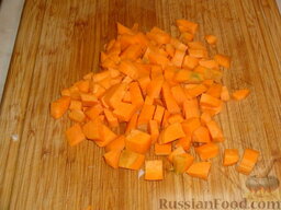 Азу по-татарски с тушенкой (в мультиварке): Пока лук будет обжариваться, нарубите кубиками очищенную морковь.
