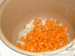 Азу по-татарски с тушенкой (в мультиварке): Затем выложите ее в мультиварку, помешайте и жарьте овощи еще около 10 минут.