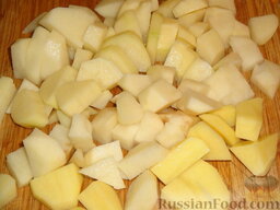 Азу по-татарски с тушенкой (в мультиварке): Почистите картофель и нарежьте его брусочками.