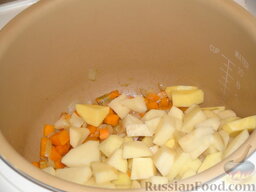 Азу по-татарски с тушенкой (в мультиварке): Положите кусочки картофеля к обжаренным луку и моркови.