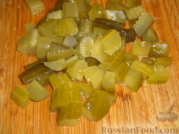 Азу по-татарски с тушенкой (в мультиварке): Соленые огурцы порежьте кубиками примерно такого же размера, что и морковь.