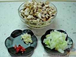 Фондю из тыквы со съедобными палочками: Грибы и красный горький перец мелко нарезать.  Измельчить лук и чеснок.