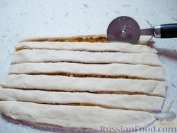 Фондю из тыквы со съедобными палочками: Накрыть начинку второй половинкой теста и слегка приплюснуть его.  Ножом для пиццы нарезать начиненный пласт на полоски.