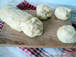 Пирожки в духовке (с картофелем и печенью): Отрываем от большого куска теста небольшие колобки.