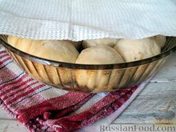 Пирожки в духовке (с картофелем и печенью): Накрываем форму с пирожками полотенцем, оставляем в теплом месте на 25 минут.