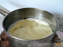 Пирожки в духовке (с картофелем и печенью): В небольшую кастрюлю вливаем кефир, масло, всыпаем соль, прогреваем массу до 37 градусов.
