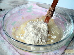 Пирожки в духовке (с картофелем и печенью): На следующем этапе вводим пшеничную муку (муки может понадобиться немного больше или меньше).
