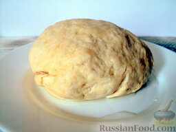 Пирожки в духовке (с картофелем и печенью): Замешиваем мягкое тесто, перекладываем его на стеклянную тарелку, которую предварительно смазываем растительным маслом.