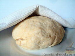 Пирожки в духовке (с картофелем и печенью): Накрываем тесто чистым кухонным полотенцем, ставим в тепло на 25-30 минут.