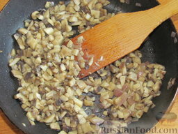 Гречневые блины с грибами: Поджарьте лук с грибами на сковороде в оставшемся масле и пока отставьте в сторону.