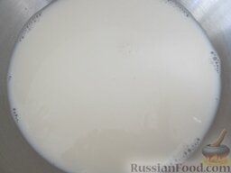 Сдобное дрожжевое тесто: В большую миску для замеса теста налить теплое молоко.